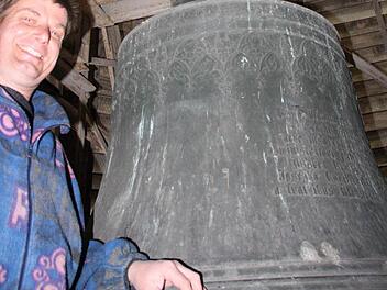 Küster Dietmar Hack steht neben der größten Glocke im Turm der Stadtpfarrkirche, der zweieinhalb Tonnen schweren Herz-Jesu-Glocke. Foto: Ralf Ruppert