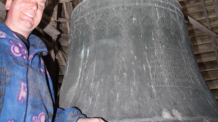 Küster Dietmar Hack steht neben der größten Glocke im Turm der Stadtpfarrkirche, der zweieinhalb Tonnen schweren Herz-Jesu-Glocke. Foto: Ralf Ruppert