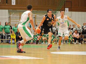 Ex-Bundesligaspieler Christian Standhardinger (M.), der hier an Dino Dizdarevic (r.) vorbeizieht, bereitete den Baunachern nach der Pause einige Schwierigkeiten. Links Malik Müller, der kein Wurfglück hatte und keinen seiner sieben Dreier im Korb unterbrachte. Foto: Kilian Schmitt