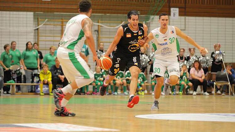 Ex-Bundesligaspieler Christian Standhardinger (M.), der hier an Dino Dizdarevic (r.) vorbeizieht, bereitete den Baunachern nach der Pause einige Schwierigkeiten. Links Malik Müller, der kein Wurfglück hatte und keinen seiner sieben Dreier im Korb unterbrachte. Foto: Kilian Schmitt