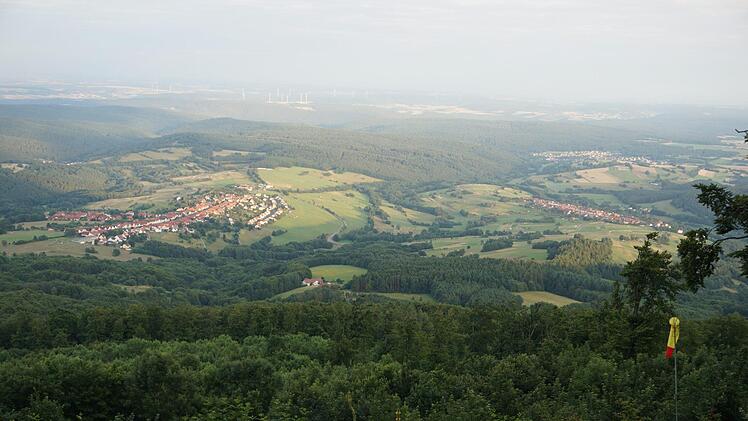 Einbettet von viel Wald liegt Sandberg am Südhang des Kreuzbergs. Die Bürger stimmten gegen den Eintritt in die Konzeptphase für einen möglichen Nationalpark. Nachdem diese jetzt beschlossen ist, will sich die Gemeinde selbstverständlich beteiligen.  Foto: Marion Eckert