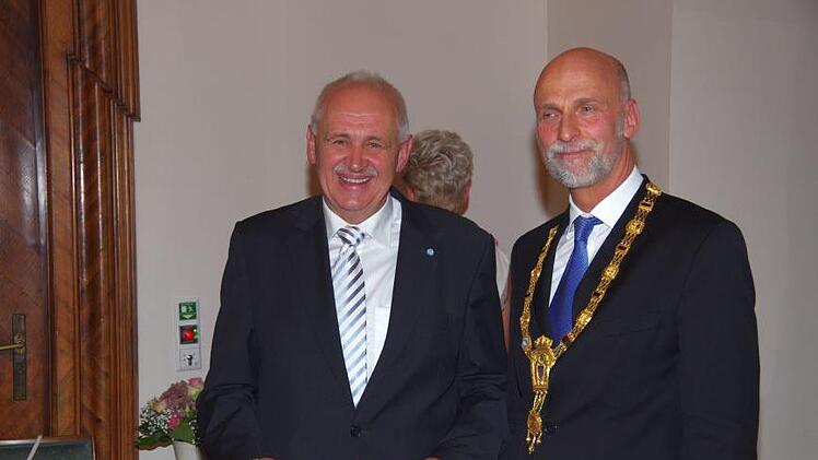 Robert Kiesel (links) mit seinem Laudator Oberbürgermeister Kay Blankenburg. Foto: Klaus Werner