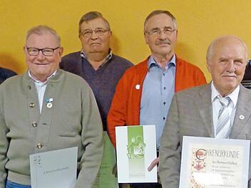 Die geehrten Mitglieder mit den Vertretern des Oberthereser Gartenbauvereins; von links im Bild Zweite Vorsitzende Karin Manger, Roland Lindacher (Ehrennadel in Gold am Bande), Vorsitzender Manfred Dohles, Franz Kratschmer (Ehrennadel in Bronze), Hermann Hu&szlig;lein (Ehrennadel in Gold) und Peter Voit (Ehrennadel in Bronze)  Foto: Oswald Reis