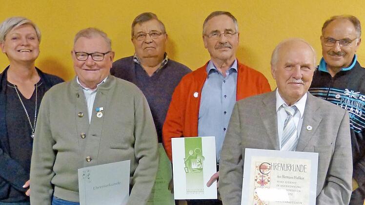 Die geehrten Mitglieder mit den Vertretern des Oberthereser Gartenbauvereins; von links im Bild Zweite Vorsitzende Karin Manger, Roland Lindacher (Ehrennadel in Gold am Bande), Vorsitzender Manfred Dohles, Franz Kratschmer (Ehrennadel in Bronze), Hermann Hu&szlig;lein (Ehrennadel in Gold) und Peter Voit (Ehrennadel in Bronze)  Foto: Oswald Reis