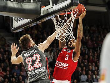 Brose Bamberg trifft am fr&uuml;hen Sonntagabend (18 Uhr) im ersten Halbfinale auf die Basketballer des FC Bayern.  Foto: Daniel L&ouml;b