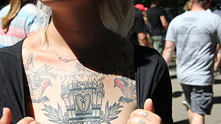 Zu einem Rockfestival gehören natürlich auch Tattoos