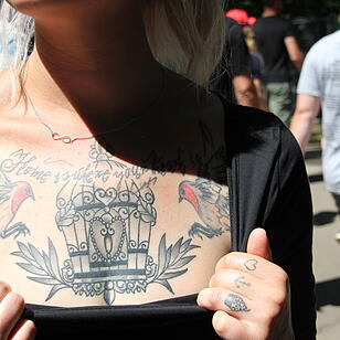 Zu einem Rockfestival gehören natürlich auch Tattoos