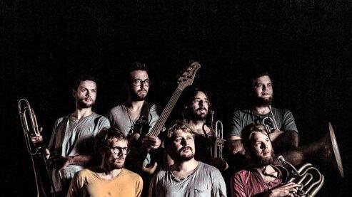 In Lederhose und barfu&szlig;: LaBrassBanda. Foto: Atelier Poschauko & Stefan Bausewein