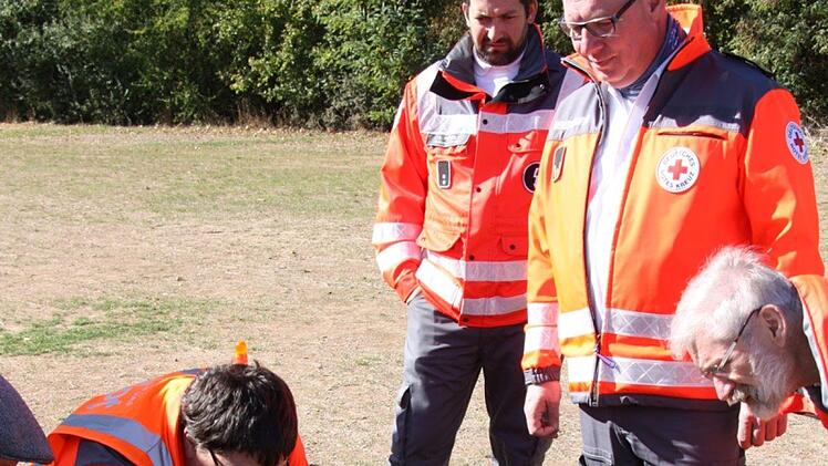 Im Beisein des stellv. Landesbereitschaftleiters Dieter Hauenstein (rechts) wurde eine speziell für den Rettungseinsatz ausgerüstete Drohne vorgestellt.  Foto: Matthias Nöth