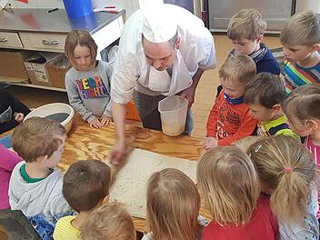 Die kleinen B&auml;cker des Kindergarten Sonnenschein haben ihre eigenen Knusperstangen in der Backstube vom Familie Schneider hergestellt. Zum Dank tr&auml;llerten sie zur bekannten Melodie der "Weihnachtsb&auml;ckerei" ein umgedichtetes Lied. Foto: Daniela Buchhold