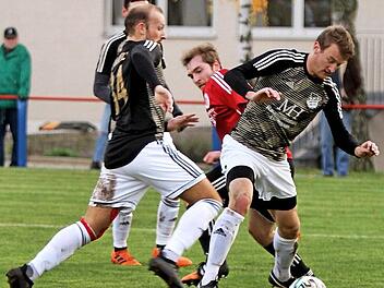 DJK Dampfach - TSV Bergrheinfeld. Den Dampfachern Nico Koch (links) und Felix Reich (rechts) gelingt es, dem Bergrheinfelder Florian Streng den Ball vom Fu&szlig; zu nehmen. Foto: G&uuml;nther Geiling