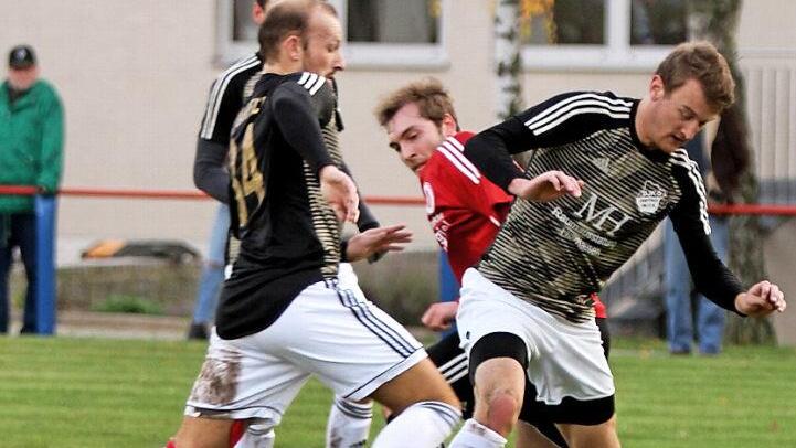 DJK Dampfach - TSV Bergrheinfeld. Den Dampfachern Nico Koch (links) und Felix Reich (rechts) gelingt es, dem Bergrheinfelder Florian Streng den Ball vom Fu&szlig; zu nehmen. Foto: G&uuml;nther Geiling