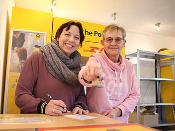 Miriam Großstück (l.) und Christine Pompe kümmern sich künftig in der neuen Postfiliale ums Frankieren, um Briefmarken und Pakete. Foto: Franziska Rieger
