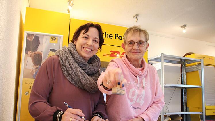 Miriam Großstück (l.) und Christine Pompe kümmern sich künftig in der neuen Postfiliale ums Frankieren, um Briefmarken und Pakete. Foto: Franziska Rieger
