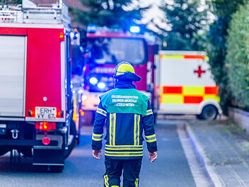 Feuerwehr befreit verschüttete Person aus Baugrube