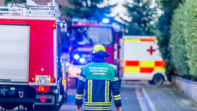 Feuerwehr befreit verschüttete Person aus Baugrube
