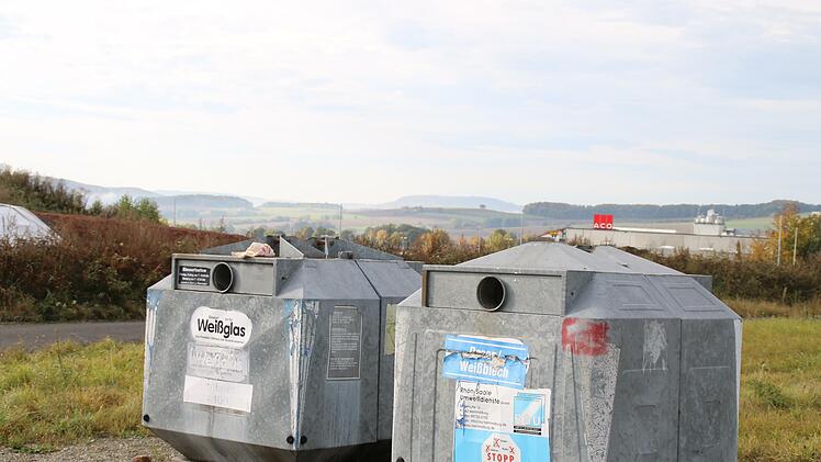Die Altglascontainer stehen jetzt im Gewerbegebiet, vorher waren sie innerorts. Foto: Hilmar Ruppert