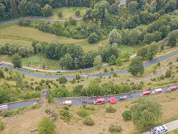 Tödlicher Unfall im Kleinziegenfelder Tal Weismain (Landkreis Lichtenfels) - Auto stürzt 70-Meter-Steilhang hinab - Fahrer (51) stirbt Tödlicher Unfall im Kleinziegenfelder Tal Weismain (Landkreis Lichtenfels) - Auto stürzt 70-Meter-Steilhang hinab - Fahrer (51) stirbt