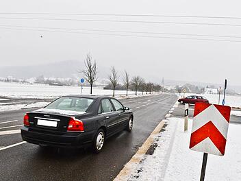 Wo jetzt die Straße von Roßdorf her einmündet, könnte ein Kreisverkehr gebaut werden, von dem nach links über die Felder die Umgehungsstraße nach Litzendorf führt. Fotos: Ronald Rinklef