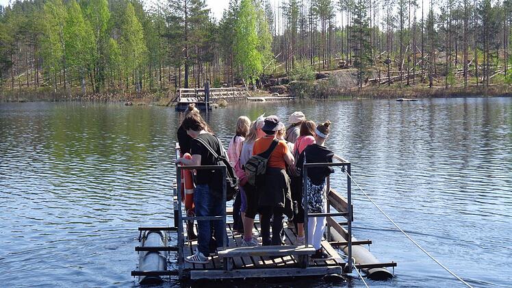 Aufregend: Eine Floßfahrt über den See.