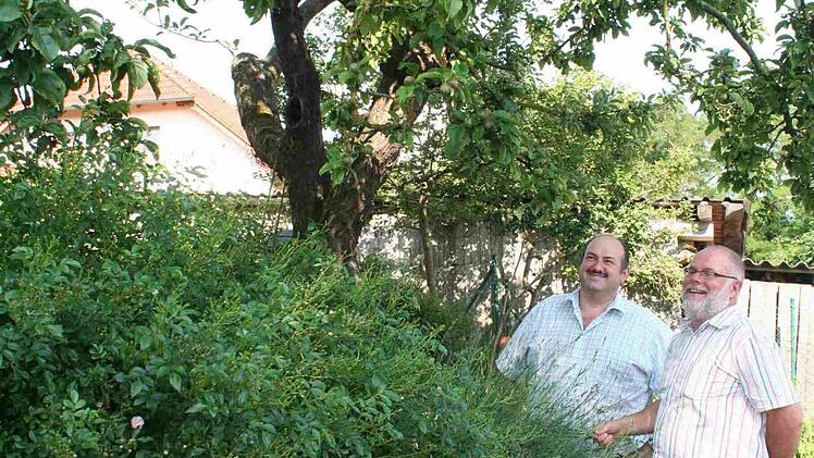 Der alte Apfelbaum wurde in den neuen Garten integriert. Im Bild Richard Uri (links) und Kreisfachberater Uwe Hoff