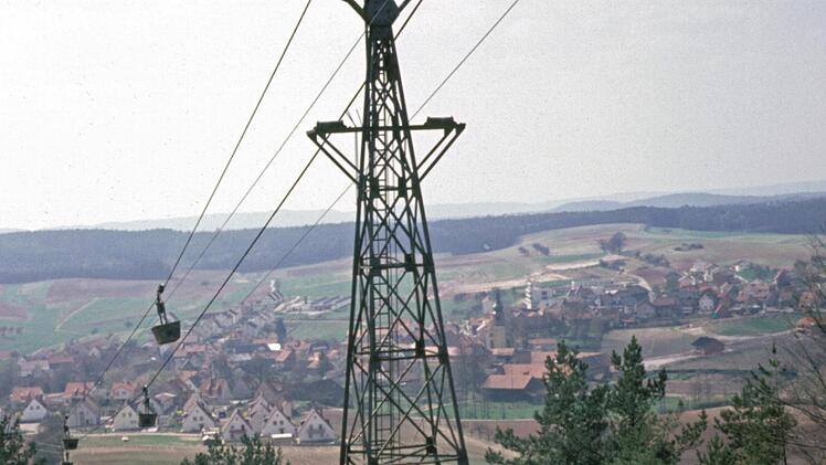 Die Seilbahn hoch über Maroldsweisach. Foto: Schmidt