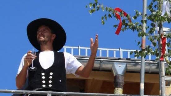 Zimmermeister Thorsten Einbecker beim Richtspruch.  Foto: Ulrike Nauer