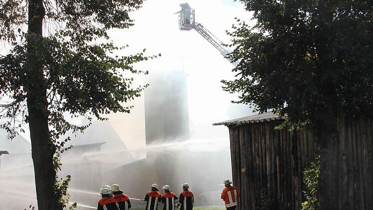 Wegen des dichten Rauchs konnte man den Turm oft nicht sehen.  Foto: Friedwald Schedel