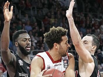 Nur selten ließ sich der Bamberger Nationalspieler Elias Harris unter dem Korb stoppen. Hier schaffen es seine beiden ehemaligen Teamkollegen Gabriel Olaseni (l.) und Karsten Tadda (r.). Fotos: sportpress
