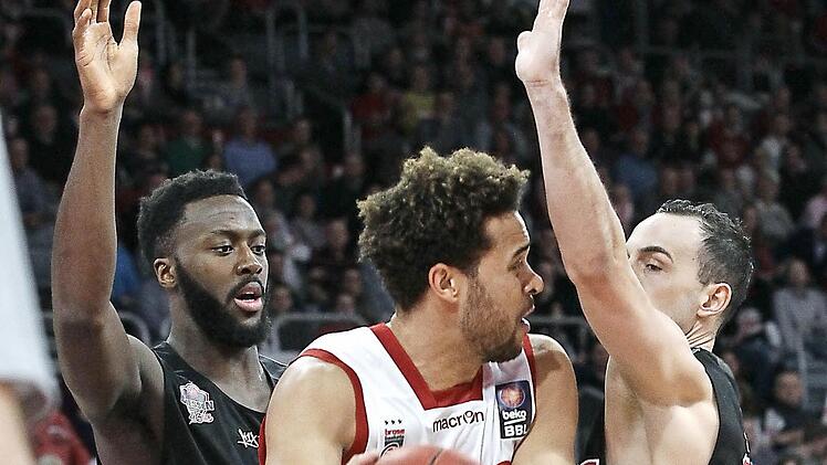 Nur selten ließ sich der Bamberger Nationalspieler Elias Harris unter dem Korb stoppen. Hier schaffen es seine beiden ehemaligen Teamkollegen Gabriel Olaseni (l.) und Karsten Tadda (r.). Fotos: sportpress
