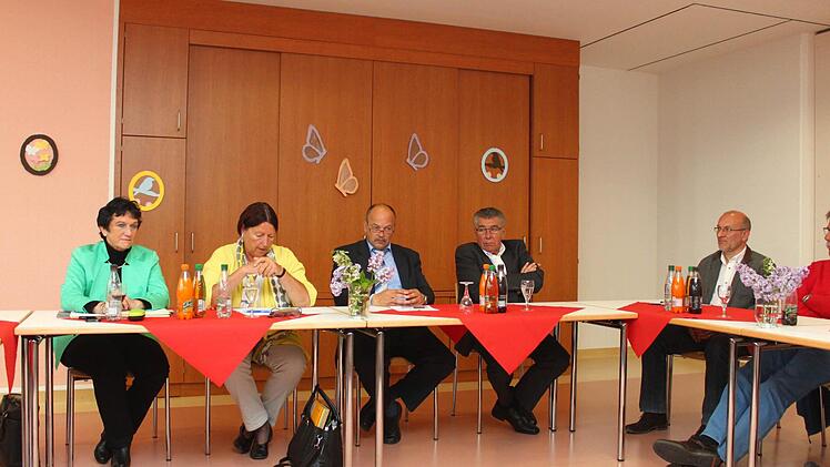 Treffen in der Kirschenallee: (von links) Awo-Kreisvorsitzende und Landtags-Vizepräsidentin Inge Aures, Kathrin Sonnenholzner, Awo-Geschäftsführer Pflege, Peter Konrad, Awo-Ehrenkreisvorsitzender Oskar Schmidt und Einrichtungsleiter Matthias Hoderlein. Foto: Jürgen Gärtner