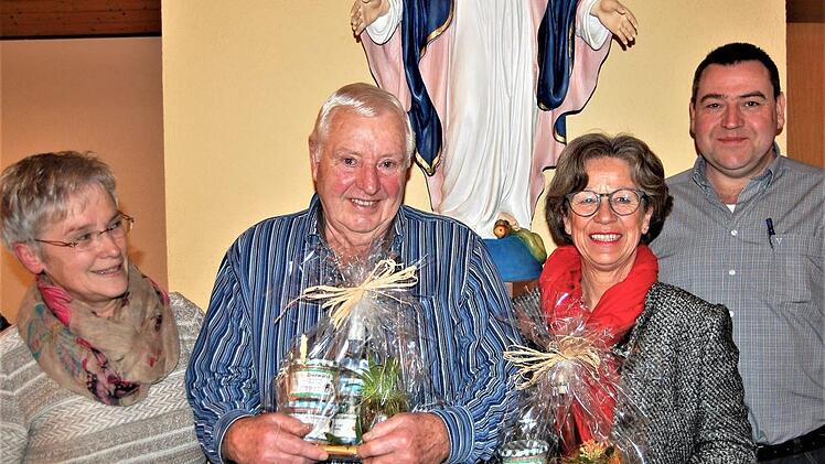 Vorsitzende Herta Müller (links) und Ortssprecher Horst Krapf (rechts) gratulieren Gabi Bauer und Manfred Götz zur 50-jährigen Mitgliedschaft im Heimat- und Wanderverein. Foto: Sigismund von Dobschütz