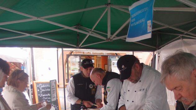 Spargel-Schälaktion der Kissinger Köche auf dem Marktplatz. Foto: Klaus Werner