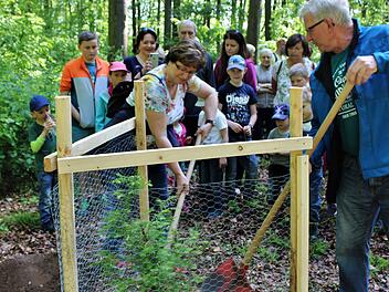 Bürgermeisterin Patricia Schießer und Bernd Neubig pflanzen den Urwelt Mammutbaum. Foto: Werner Vogel