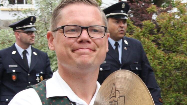 Kr&auml;ftig auf die Becken gehauen wurde beim imposanten Festzug