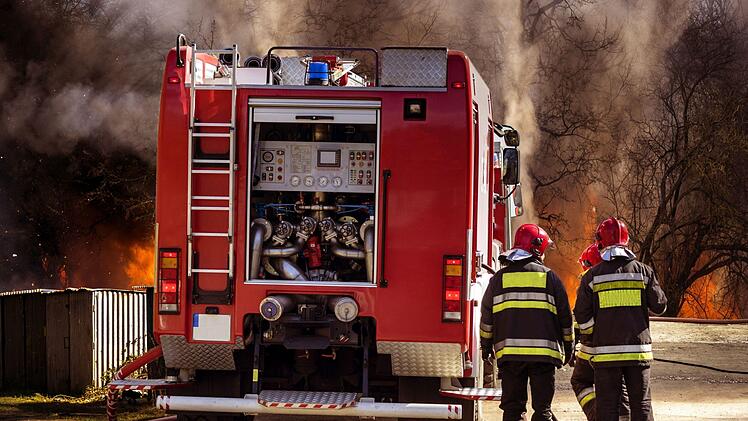 Kreis Bamberg: Am Donnerstagabend ist die Feuerwehr ausgerückt. Ein Wohnhaus wurde evakuiert. Symbolfoto: Mike Mareen/Adobe Stock