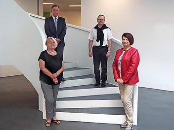 Alexander Tritthart (hinten links) und Michael Stötzel vom Personalrat verabschiedeten Karin Jungkunz (vorne links) und Annette Geier in den Ruhestand. Foto: Johannes Hölzel