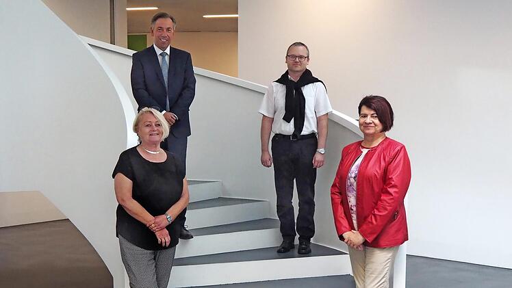 Alexander Tritthart (hinten links) und Michael Stötzel vom Personalrat verabschiedeten Karin Jungkunz (vorne links) und Annette Geier in den Ruhestand. Foto: Johannes Hölzel