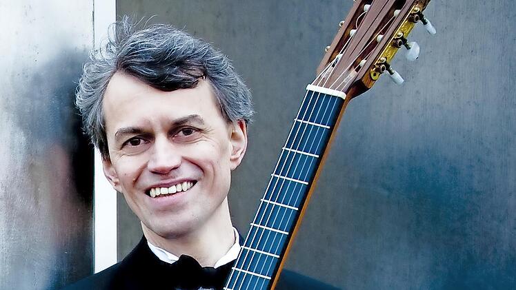 Siegbert Remberger spielt zum Auftakt der Gitarrentage.