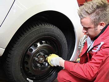 Kfz-Mechatroniker Christian Fischer sorgt dafür, dass der Besitzer des Autos bald mit Winterreifen unterwegs ist. Fotos: Michael Gründel