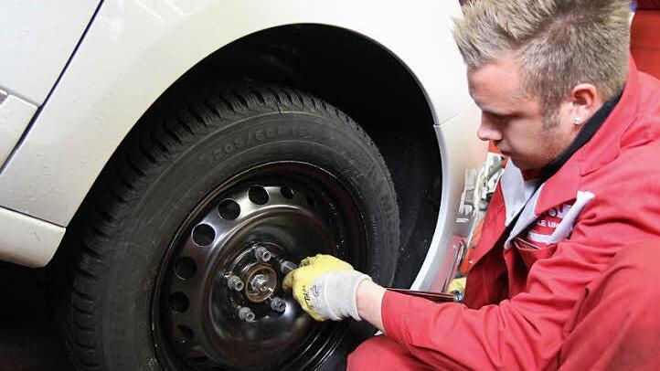 Kfz-Mechatroniker Christian Fischer sorgt dafür, dass der Besitzer des Autos bald mit Winterreifen unterwegs ist. Fotos: Michael Gründel