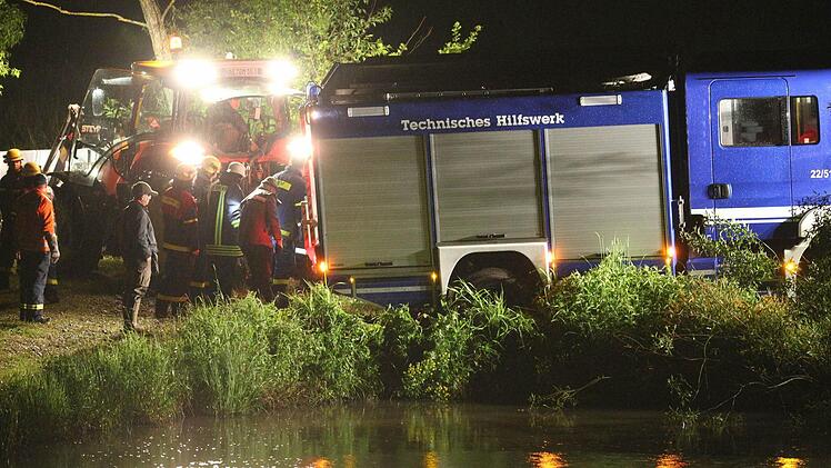 Mit vereinten Kräften kämpften Feuerwehr und THW in der Nacht auf Montag gegen einen drohenden Dammbruch am Tretzendorfer Weiher. Foto: News5 / Herse