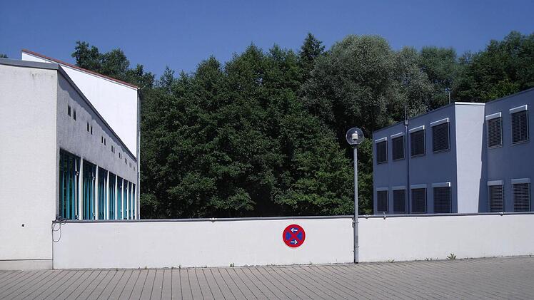 Der Neubau entsteht zwischen diesen beiden Gebäuden, rechts die Bereitschaftspraxis.