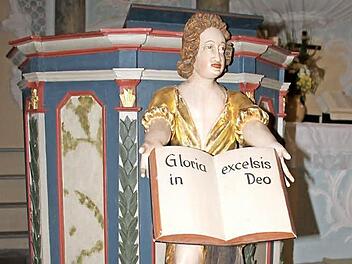 Der bunt bemalte Epistelstuhl in der Kirchleuser St. Maria-Magdalena-Kirche hat eine bewegte Geschichte. Dazu kommt, dass es einem der frommen Stifter des Lesepults schlimm ergangen ist. Foto: Stephan Tiroch