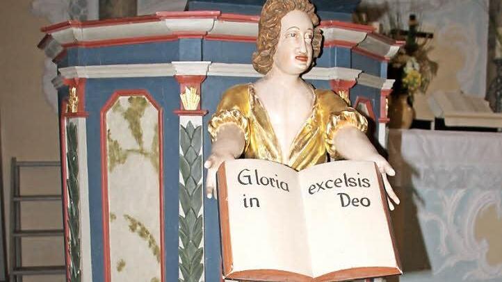 Der bunt bemalte Epistelstuhl in der Kirchleuser St. Maria-Magdalena-Kirche hat eine bewegte Geschichte. Dazu kommt, dass es einem der frommen Stifter des Lesepults schlimm ergangen ist. Foto: Stephan Tiroch