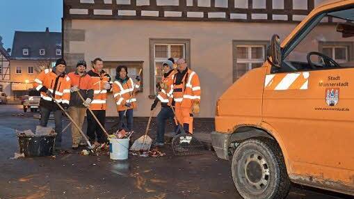 Am Marktplatz gibt es immer viel zu kehren. Fotos: Björn Hein