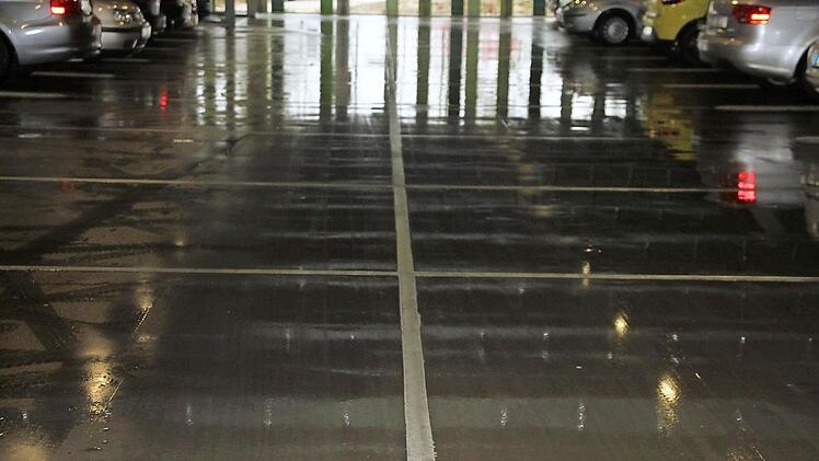 Bei Regenwetter bilden sich auch an einigen Stellen der überdachten Ebenen glitschige Stellen.