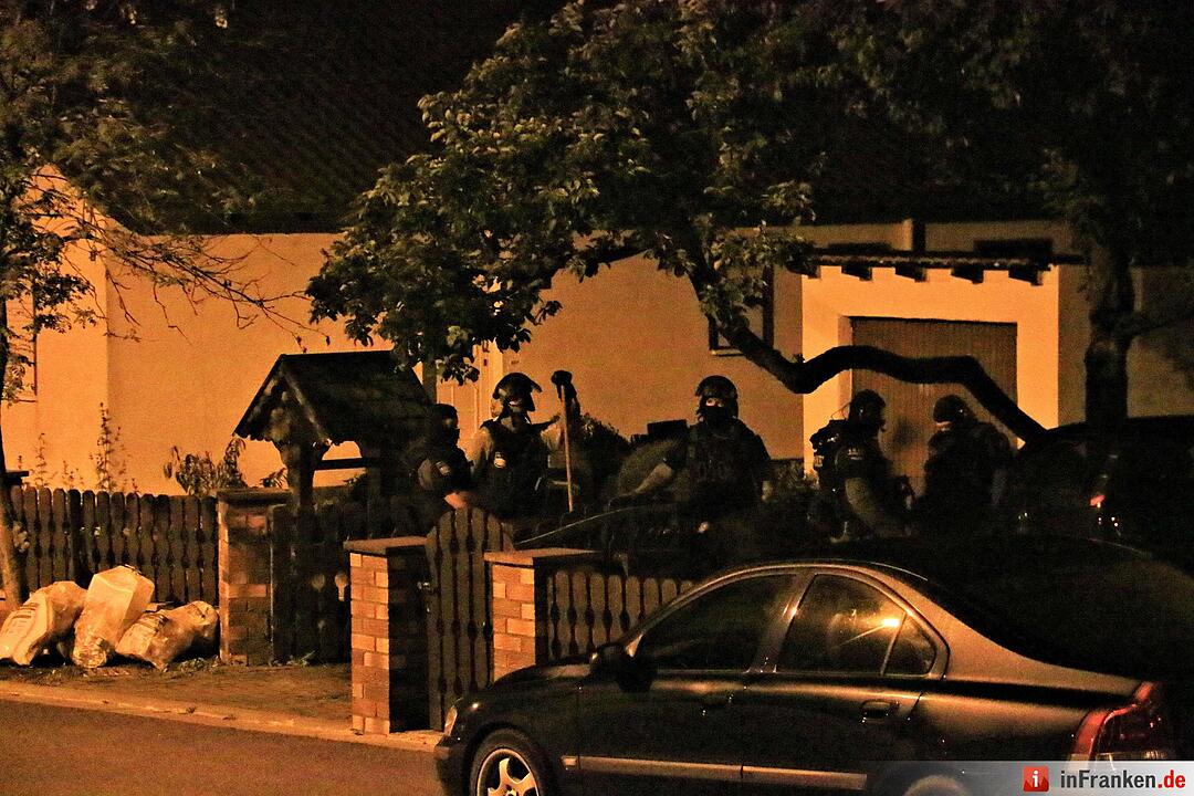 SEK stürmt Wohnhaus in Reundorf