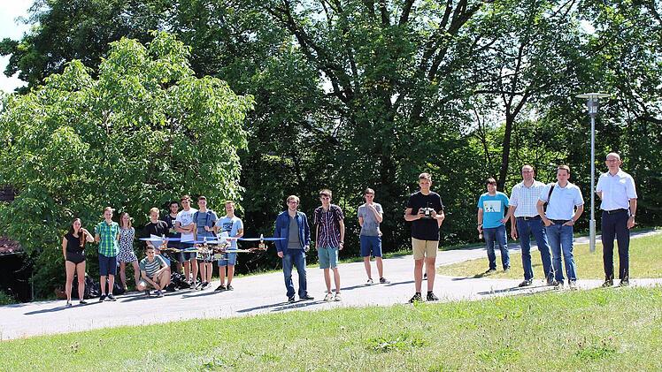 Auf der Wiese hinter der Hochschule traten die Zehntklässler den Beweis an, dass ihr selbstgebauter Quadrokopter tatsächlich fliegen kann.  Foto: Ulrike Nauer
