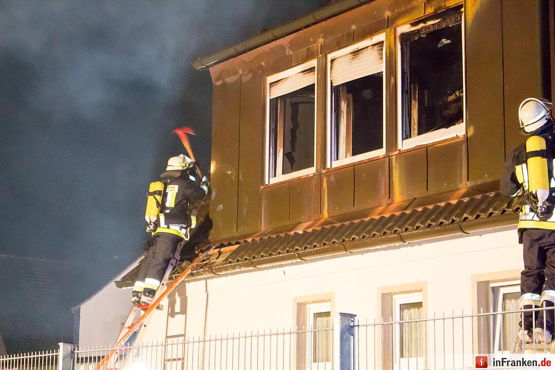 Wohnhaus wird durch Blitzschlag ein Raub der Flammen - Bewohner können sich rechtzeitig retten - Brand hält rund 100 Feuerwehrleute in Atem